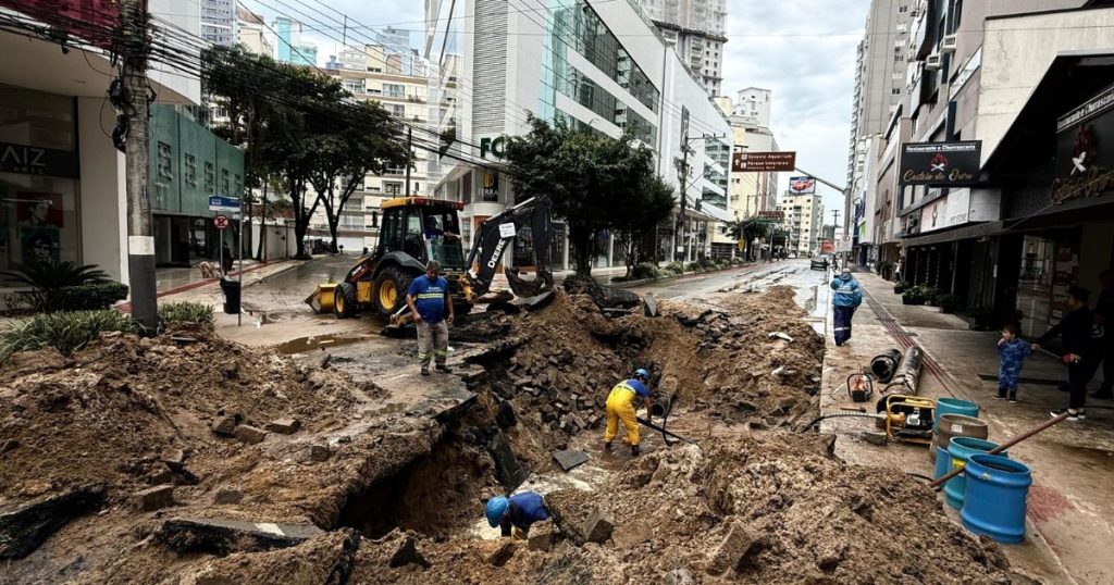 Emasa atua em rompimento de adutora na Avenida Brasil; região pode ter desabastecimento