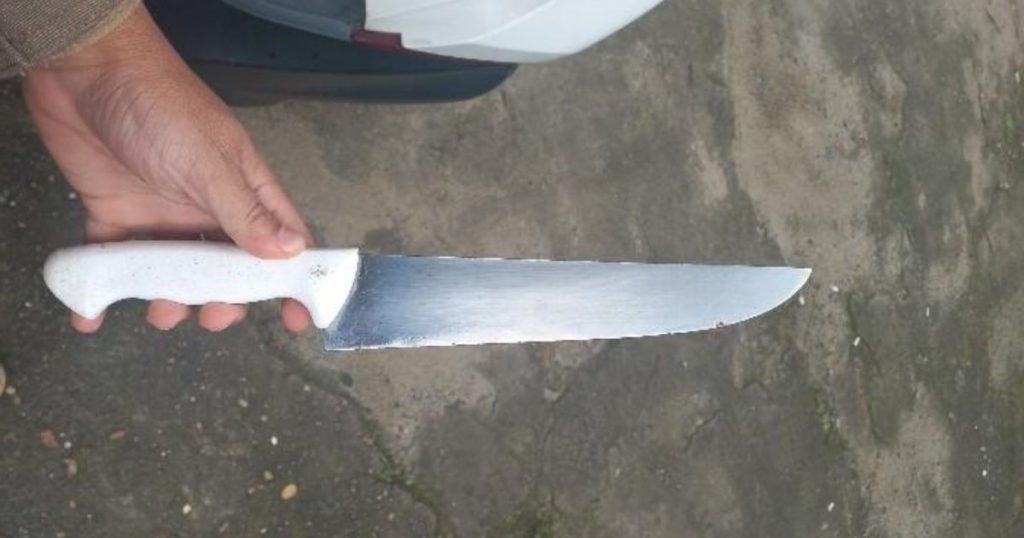 Adolescente é apreendido com faca nos fundos de Centro de Educação Infantil em Blumenau