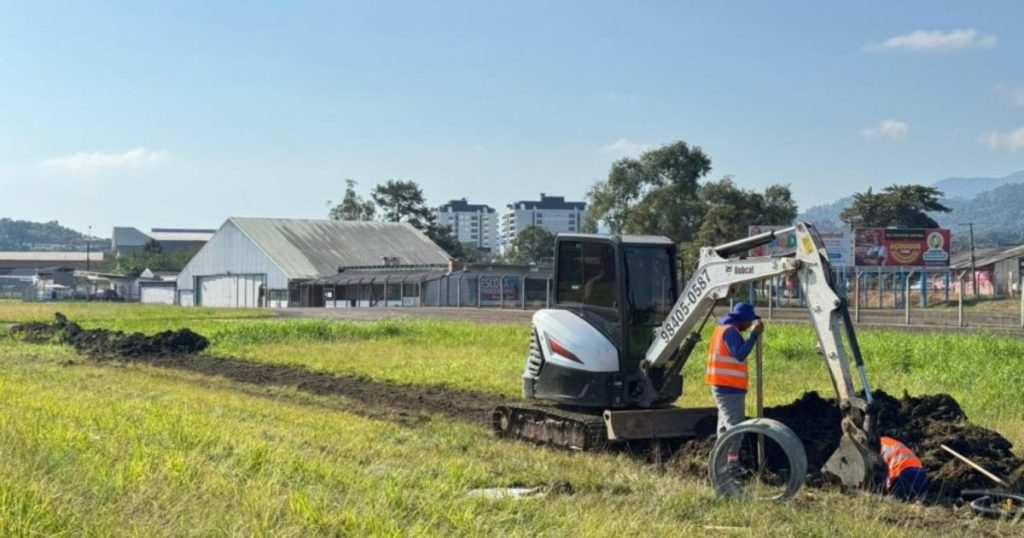 Obra do balizamento noturno do Aeroporto de Blumenau iniciada em 2022 é retomada