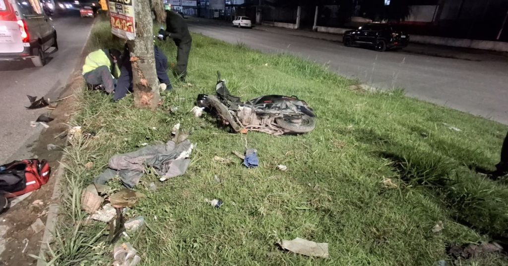 Biz atinge árvore e deixa casal gravemente ferido na Rodovia Jorge Lacerda, em Itajaí