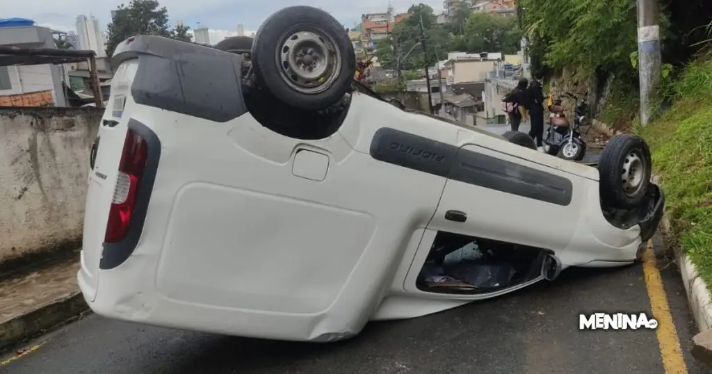 Veículo de entregas capota e homem fica ferido em morro no bairro das Nações