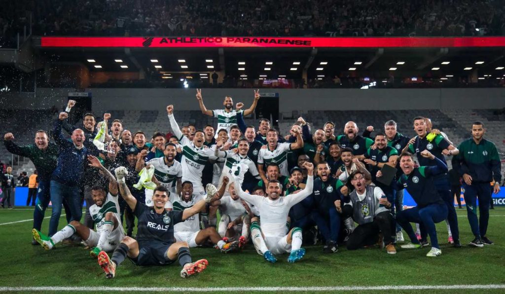 Treinador do Coritiba comemora vitória na casa do rival: “Dia histórico”