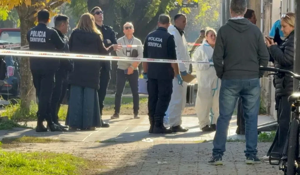 Médico é encontrado morto com golpes de machado dentro de casa