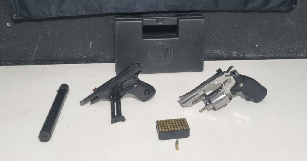 Polícia Militar encontra pistola com silenciador escondida após mulher denunciar ameaças
