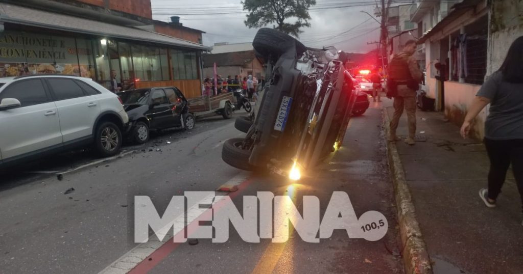 Vídeo: viatura da Polícia Militar colide com carro, tomba e policial é levado ao Hospital Ruth Cardoso