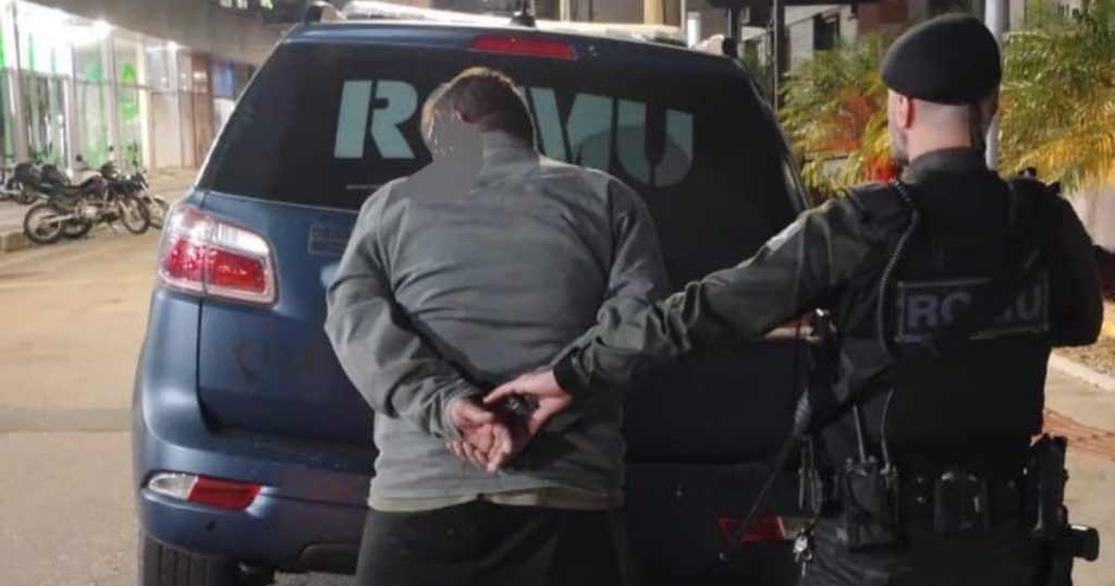 Homem filma partes íntimas de menores, alega atração e é detido por populares em Balneário Camboriú