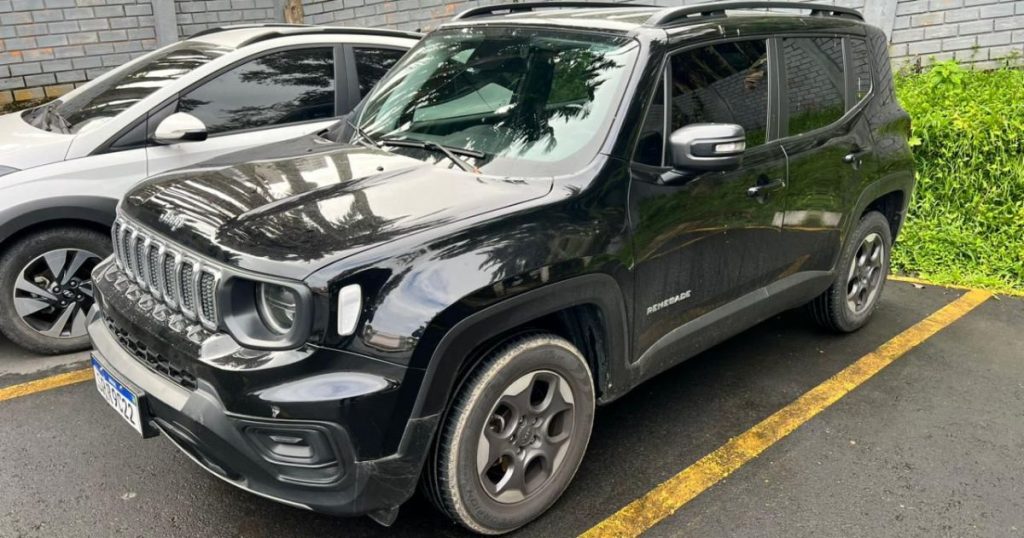 Duas pessoas são presas em Blumenau com carro roubado durante assalto no RJ