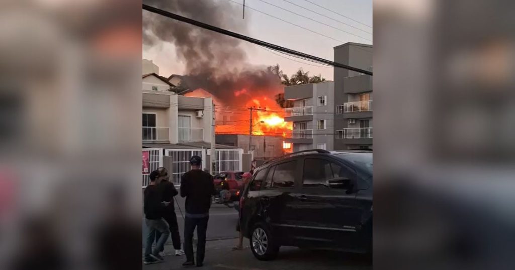 Vídeo: incêndio atinge imóvel no bairro Tribess em Blumenau