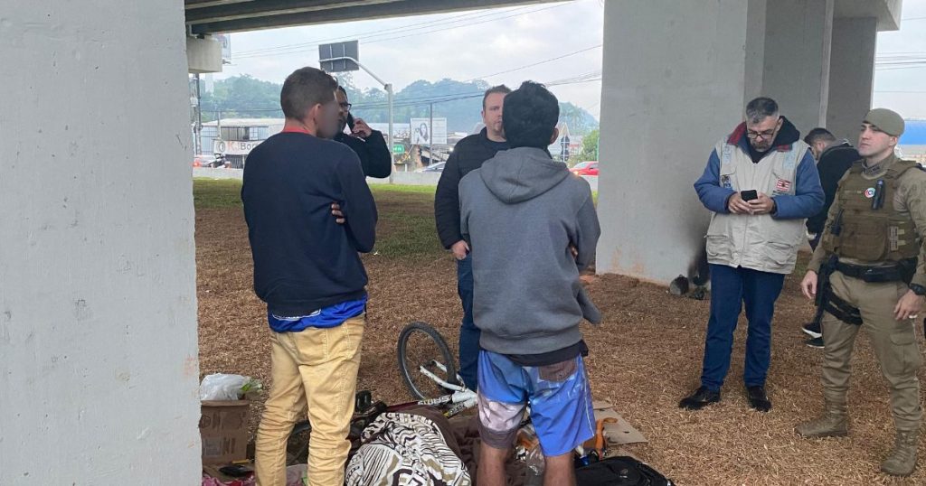Equipe social aborda 14 pessoas em situação de rua em Blumenau; nove aceitaram acolhimento