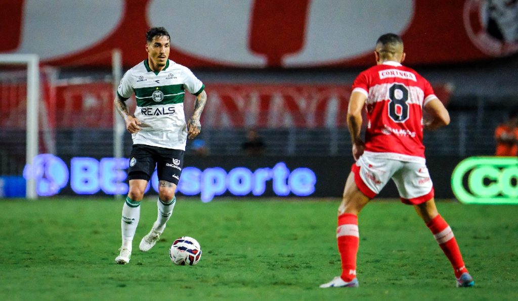 Coritiba não joga bem, sofre pressão, mas arranca vitória em cima do CRB