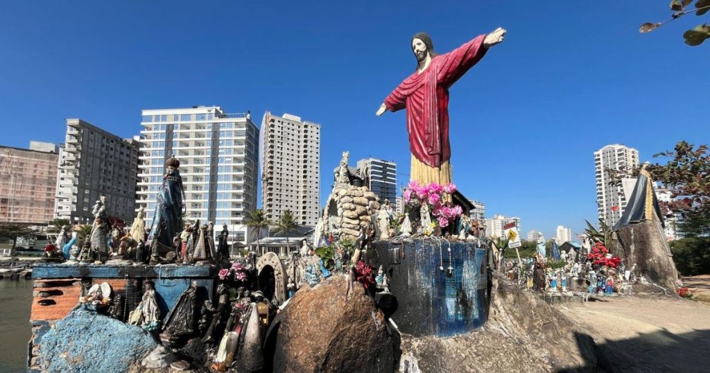 Imagens religiosas devem ser retiradas da orla da Meia Praia até 8 de agosto; entenda
