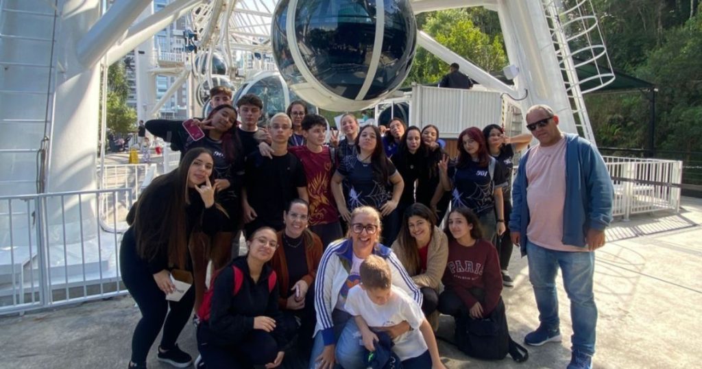 Alunos do CEM Ariribá realizam plantio de árvores no Dia Mundial de Proteção às Florestas