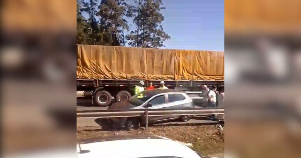 Vídeo: colisão entre carro e caminhão causa bloqueio parcial da BR-101 em Itajaí