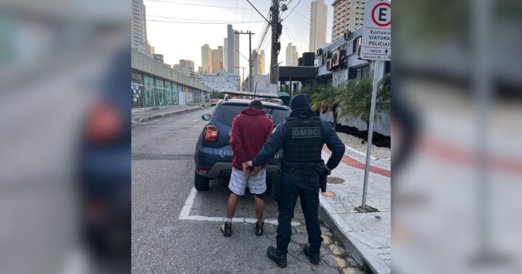 Homem é preso após ser flagrado danificando lixeira na Avenida Atlântica