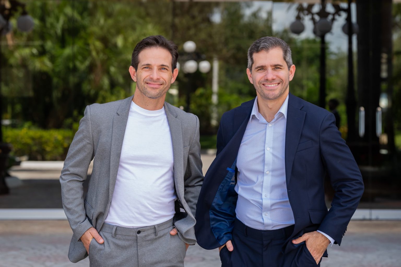 Nascidos em Recife, os irmãos André e Raphael Carvalho criaram, a partir da experiência como imigrantes, uma história de crescimento empresarial nos Estados Unidos. À frente de negócios de sucesso com atuação em diversos estados americanos, eles também se dedicam a formar novos empreendedores, especialmente entre a comunidade brasileira. De atleta a mentor de negócios André Carvalho chegou aos EUA em 2002 com o objetivo de seguir carreira no futebol, mas encontrou no empreendedorismo seu caminho definitivo. Hoje, lidera equipes, dá mentorias e atua como escritor e palestrante. Para ele, o crescimento de um negócio está diretamente ligado ao desenvolvimento pessoal de quem o constrói. “A gente aprendeu cedo que o negócio só cresce quando as pessoas que estão nele também crescem”, afirma André. “Meu foco hoje é contribuir para que outros imigrantes enxerguem possibilidades e encontrem direção.” Formação acadêmica e impacto prático Raphael Carvalho tem formação em Administração nos EUA e especialização em instituições como a Columbia Business School. Uniu a base teórica à experiência prática para, junto com o irmão, estruturar um modelo de gestão replicável. Seu foco está em expandir com eficiência e, ao mesmo tempo, manter o propósito central da empresa. “Nosso objetivo não é só alcançar resultados financeiros, mas ampliar o impacto positivo. Temos responsabilidade tanto com empresários consolidados quanto com quem está começando agora”, diz Raphael. Fé, família e negócios Ambos mantêm a fé cristã como guia na vida pessoal e profissional. Casados e pais, os irmãos fazem questão de colocar valores familiares no centro das decisões empresariais, reforçando uma cultura de respeito, ética e comprometimento. Atuação além da empresa Além da condução dos próprios negócios, André e Raphael também atuam como mentores e apoiadores de iniciativas voltadas à capacitação de brasileiros no exterior. Para eles, o empreendedorismo é uma ferramenta de transformação social. “Tem muito brasileiro com visão aqui fora, mas que ainda não enxergou o próprio potencial e precisa de capacitação. É com esse público que a gente quer falar”, conclui André.