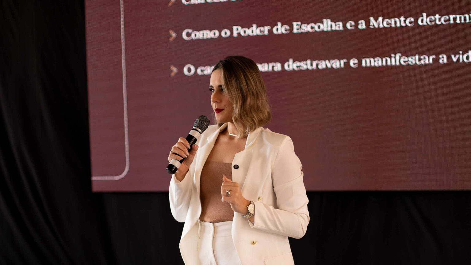 Psicanalista Jhulie Campello lança livro sobre reconstrução emocional