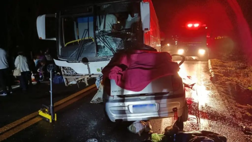 Acidente entre ônibus de romeiros e carro termina com 5 mortos em rodovia