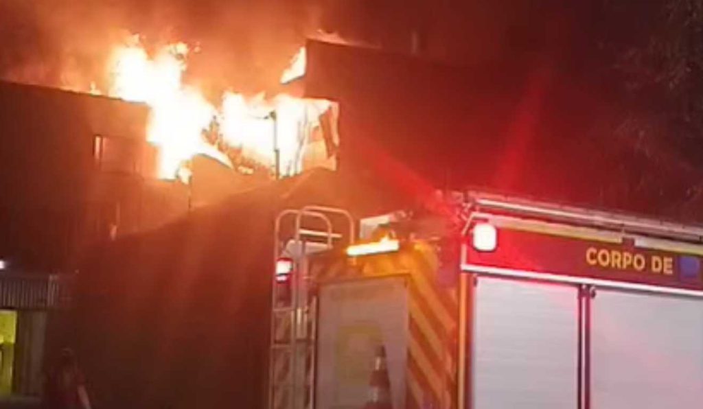 Incêndio de grandes proporções atinge confeitaria em Foz do Iguaçu; veja vídeo