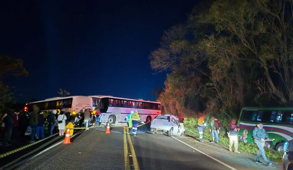 Acidente entre três ônibus e um carro deixa dois mortos e 13 feridos no Paraná