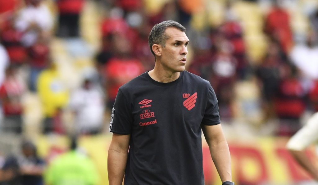 Maringá FC acerta com Bruno Lazaroni, ex-auxiliar técnico do Athletico