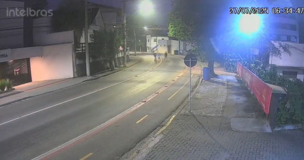 Vídeo: câmera flagra dupla atraindo vítima para local de assassinato; suspeitos foram presos
