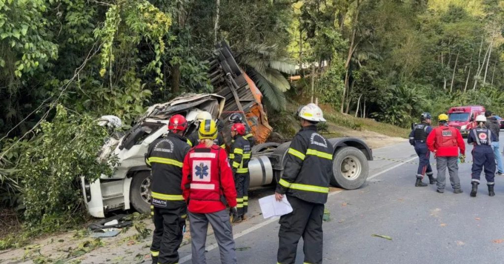 Vídeo: motorista morre após sair da pista e bater com carreta em barranco entre Pomerode e Jaraguá do Sul