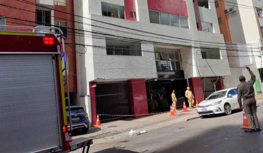 Homem com tornozeleira eletrônica cai do 10º andar de prédio em Curitiba