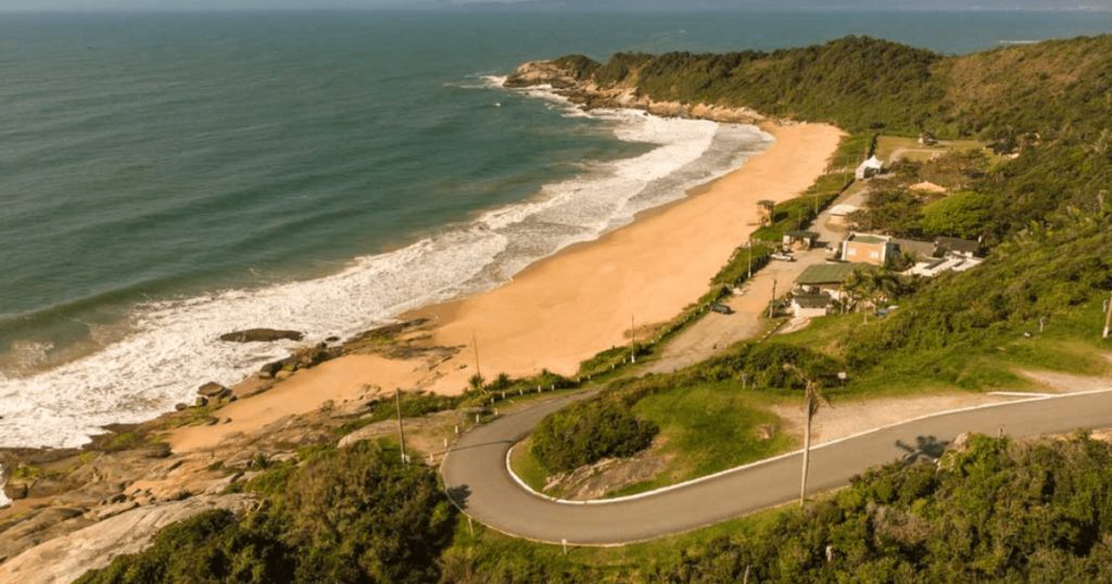 Pescador é resgatado após cair de costão na Praia do Pinho, em Balneário Camboriú