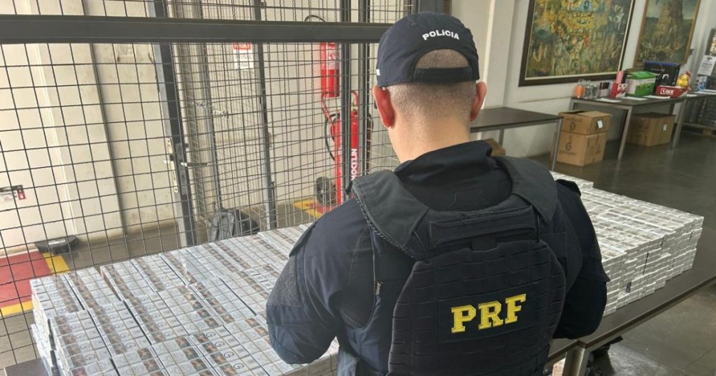 Passageiro de ônibus é preso em Itajaí transportando quase 4 mil maços de cigarros contrabandeados