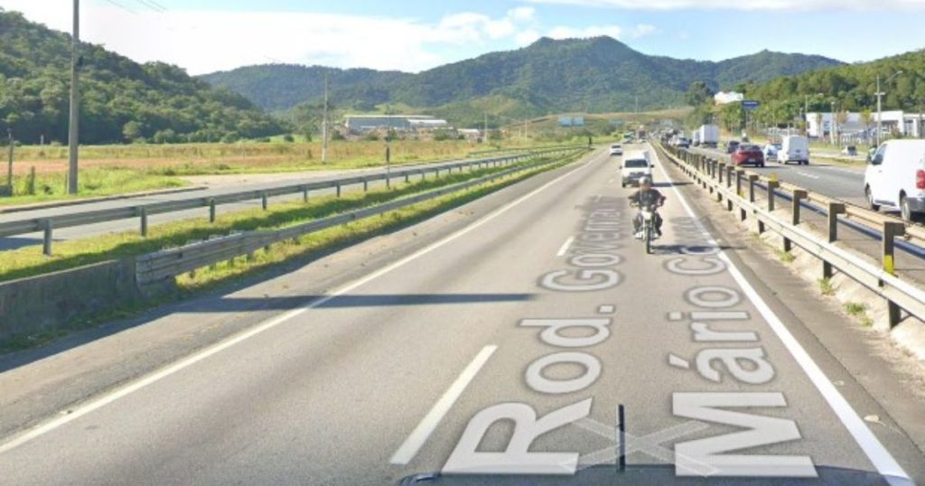 Ciclista de 37 anos morre após ser atropelado por carro na BR-101, em Itajaí