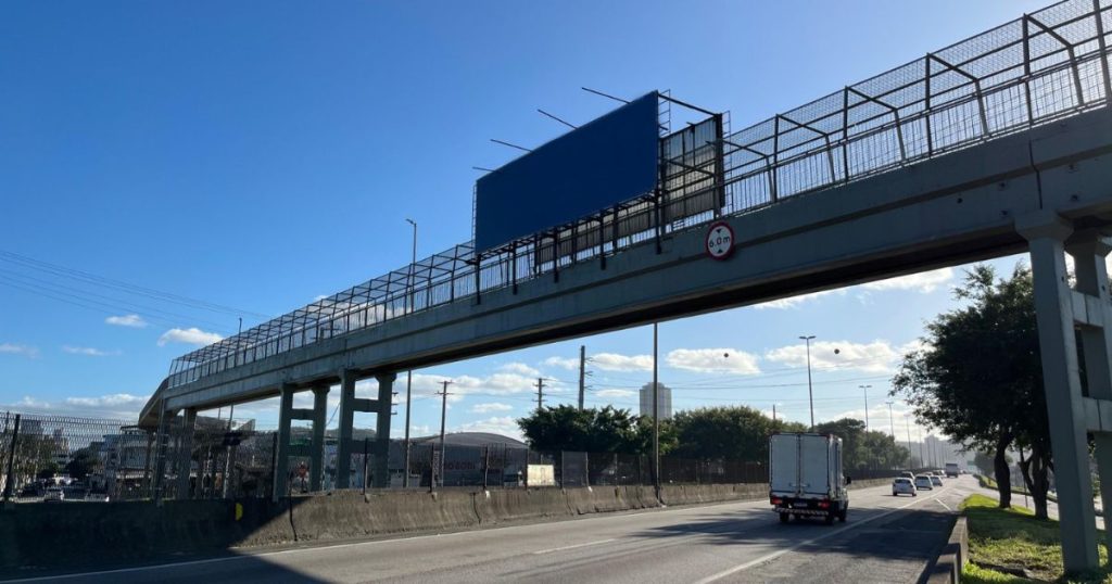 Empresa publicitária recebe notificação de Prefeitura após denúncias por falta de visibilidade na passarela de pedestres da BR-101