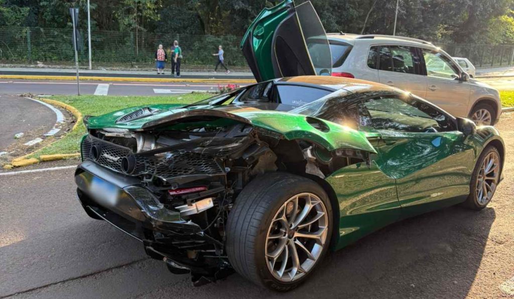 McLaren avaliada em R$ 3 milhões se envolve em acidente com Corsa no PR