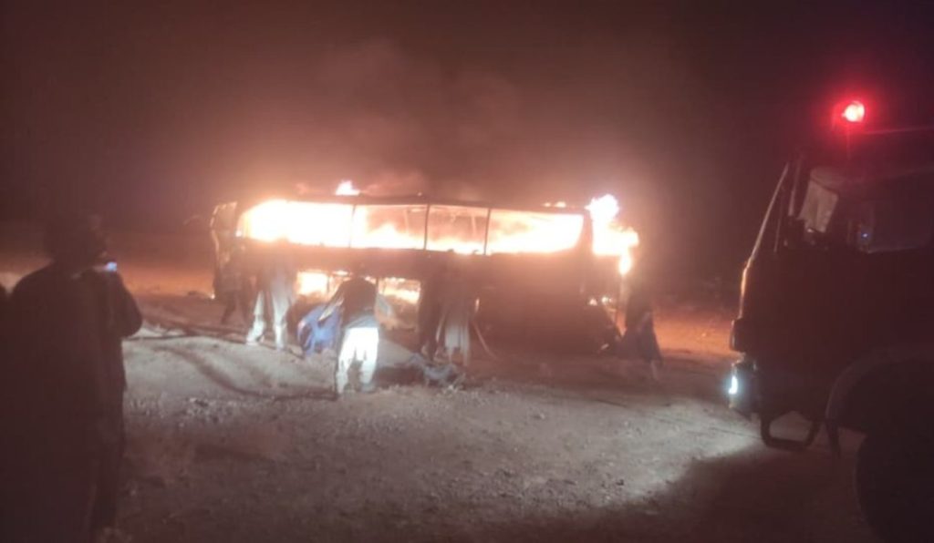 Acidente com ônibus de refugiados termina com 71 mortos; veículo pegou fogo