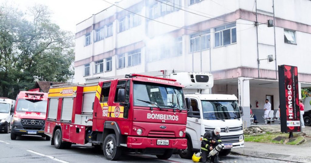 Defesa Civil e Corpo de Bombeiros realizam simulado de incêndio no Hemosc de Blumenau