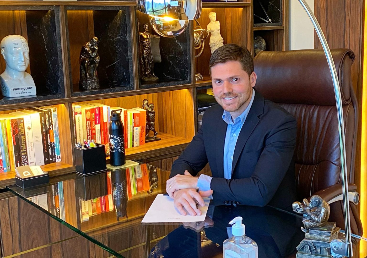 Uso excessivo do celular e sedentarismo estão entre as principais causas de dor na coluna, alerta especialista