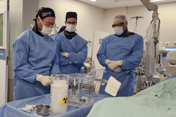 Hospital Mãe de Deus realiza primeiro procedimento com TheraSphere no Sul do país