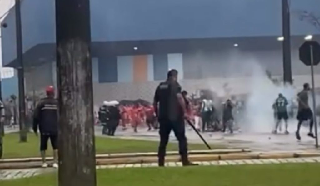 Torcedores de Athletico, Coritiba e Rio Branco se enfrentam em Paranaguá; veja os vídeos