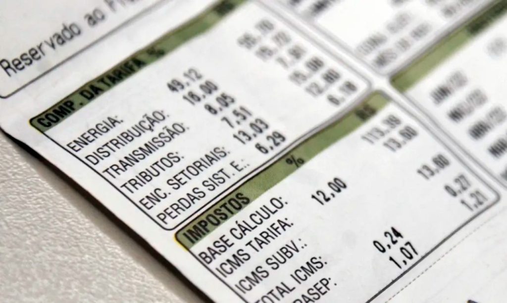 Bandeira vermelha! Conta de luz continua com acréscimo em outubro; entenda