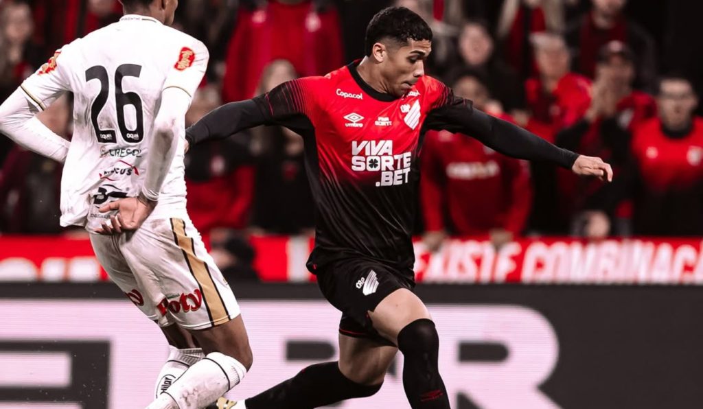 Depois de quase um ano, atacante reestreia pelo Athletico: “retorno dos sonhos”