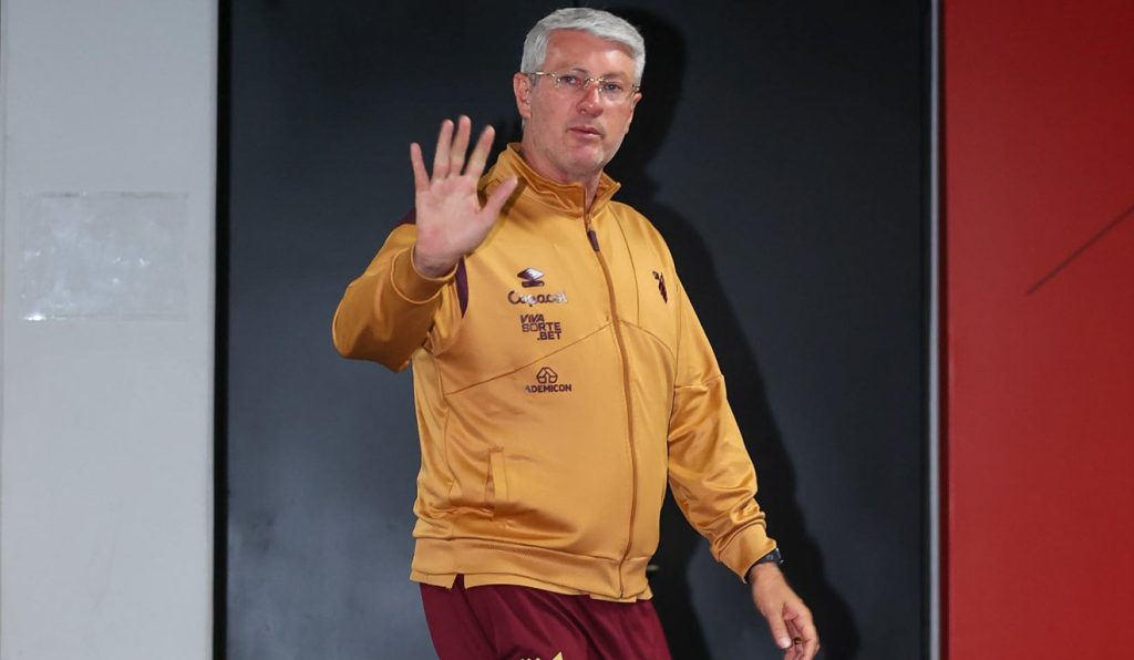 Técnico do Athletico comemora vitória, mas queria mais: “Fico triste que não fizemos quatro”