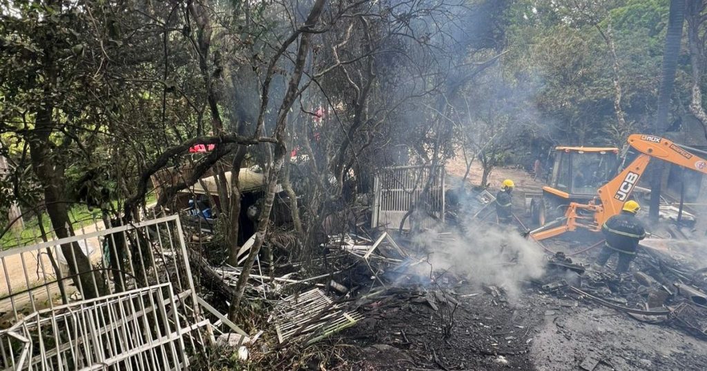 Rancho de madeira pega fogo e destrói Land Rover Velar e Fiat Uno em Bombinhas