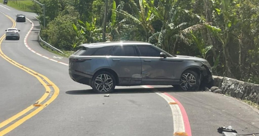 Land Rover colide em mureta da Avenida Interpraias após condutor perder o controle; teste do bafômetro deu negativo