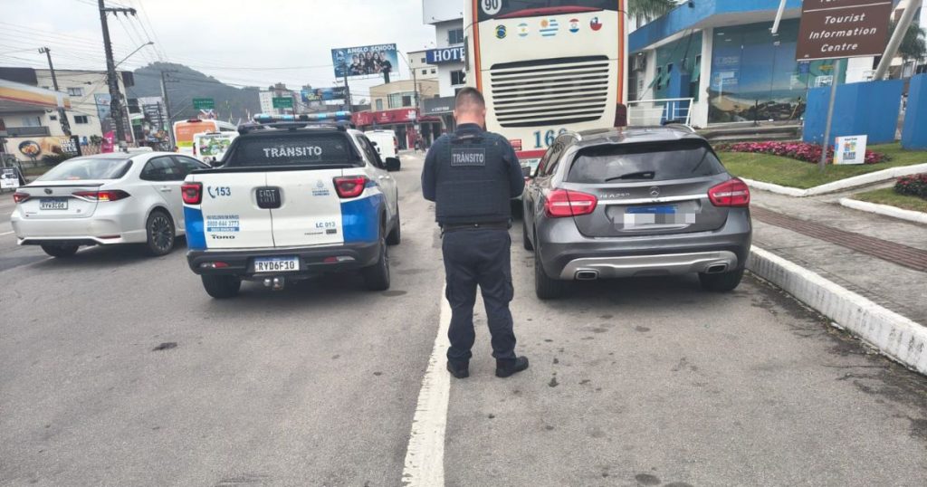 Motorista de Mercedes é flagrado mexendo no celular, com CNH vencida e mais de R$ 26 mil em débitos