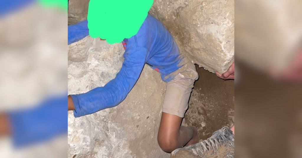 Menino de 8 anos é resgatado após ficar preso entre pilastras de construção em Itapema
