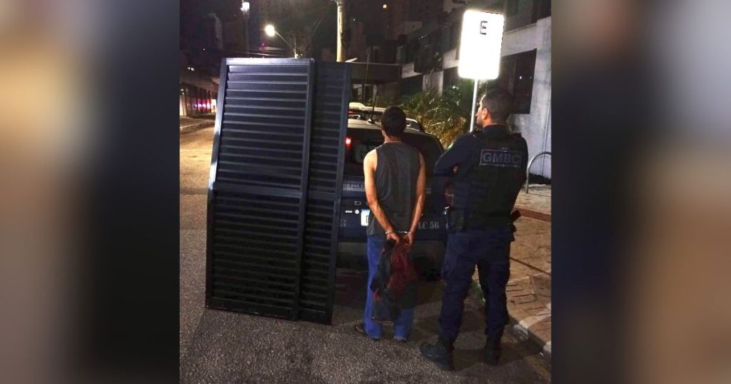 Carregando portões pela rua, homem é preso por furto em Balneário Camboriú