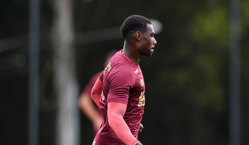 Athletico sofre cinco gols seguidos de bola aérea e volta a ligar alerta com antigo problema