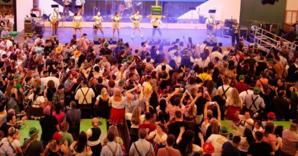 Sexta de Oktoberfest tem programação com bandas internacionais, brincadeiras e DJs na Vila Germânica
