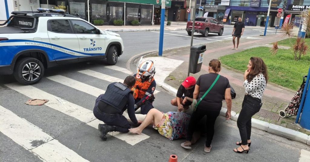 Mulher é atropelada por BMW na faixa de pedestres em Balneário Camboriú