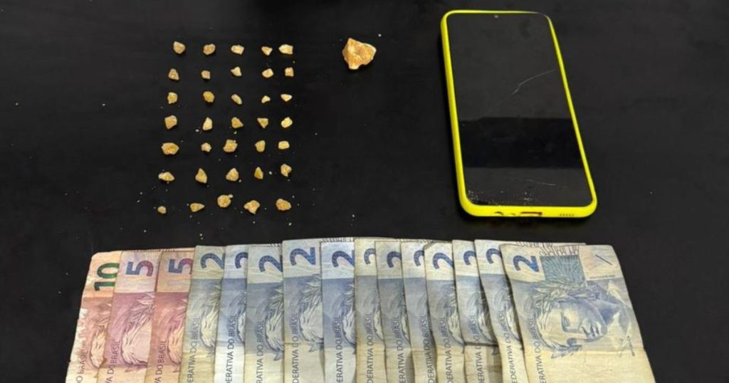 Jovem de 19 anos com passagens policiais é preso com 35 porções de crack no calçadão em BC