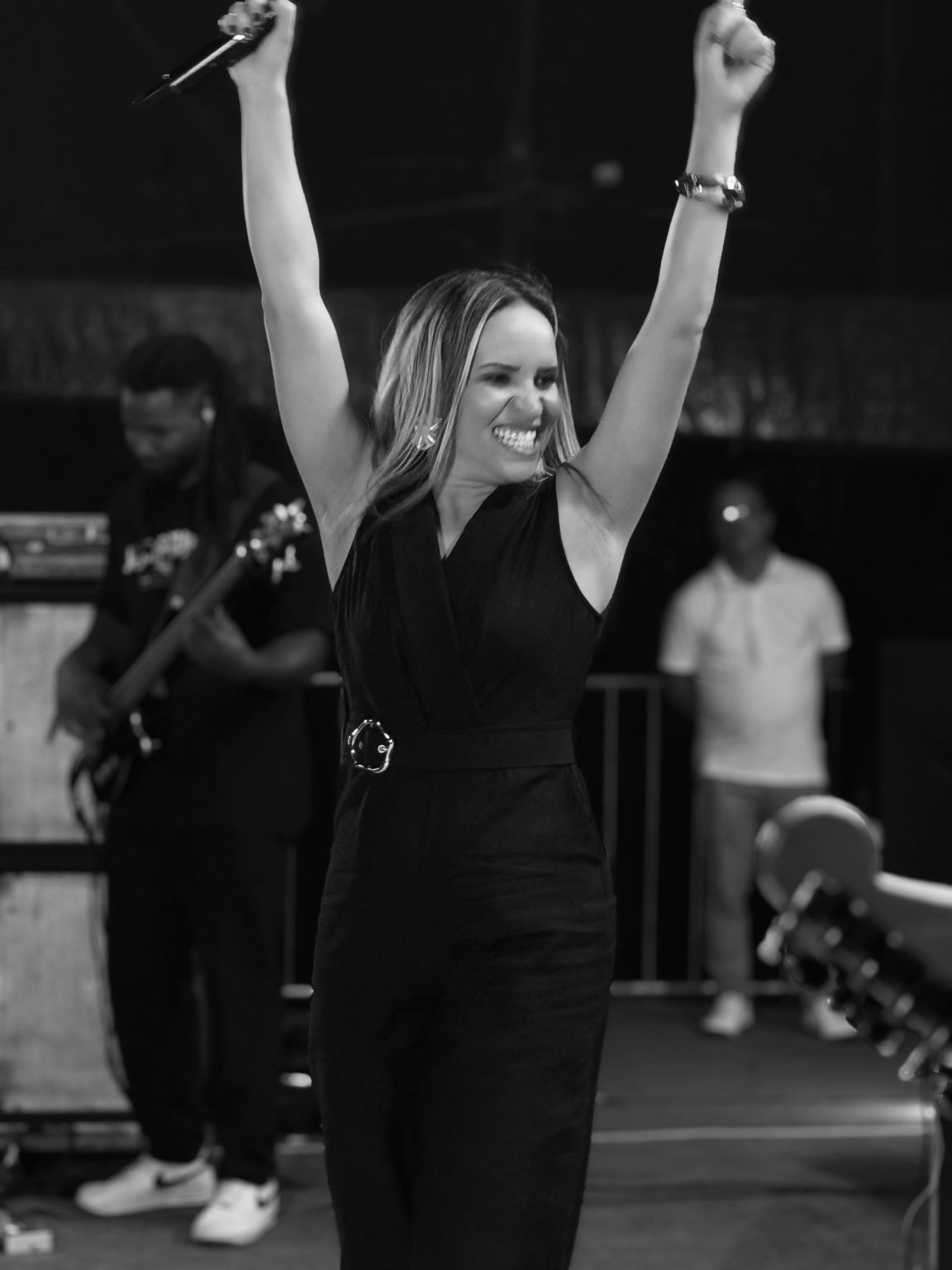 Com muito talento e carisma, cantora Lívia Carvalho se apresenta no evento “Santa Luz Para Cristo”